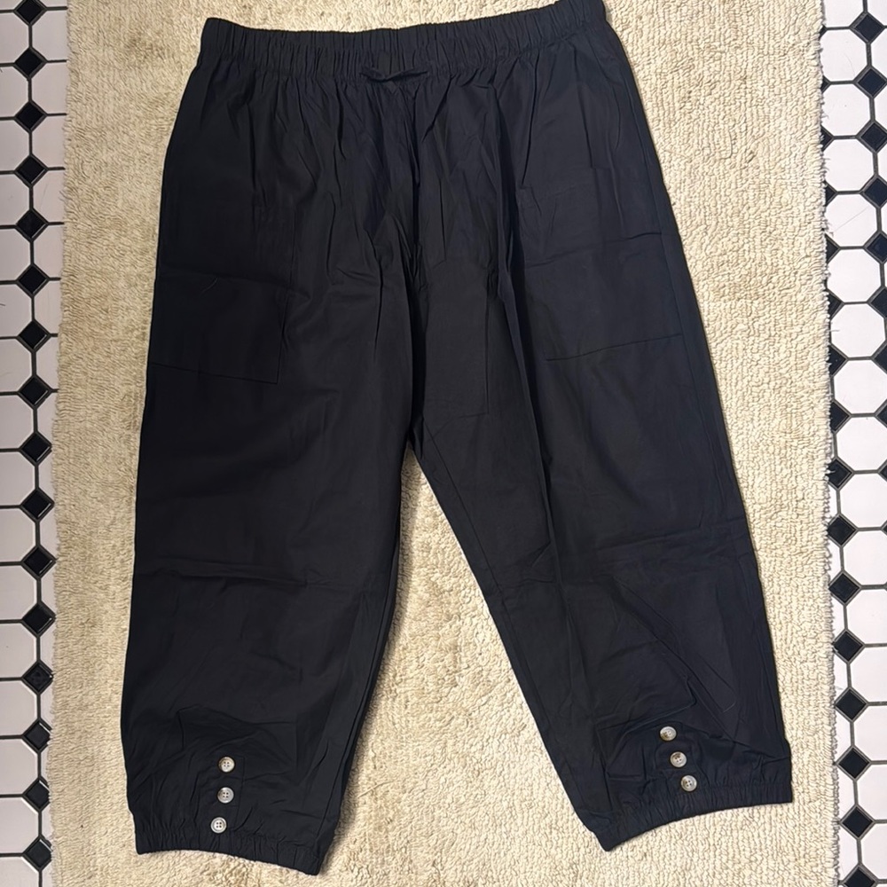 Black Cotton Capri Cargo Pants with Relaxed Fit 2XL